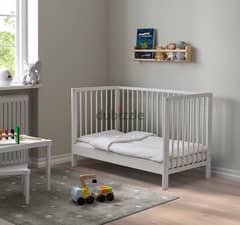 سرير اطفال من ikea مع مرتبة وجوانب وملايات بحالة ممتازة استخدام سنة