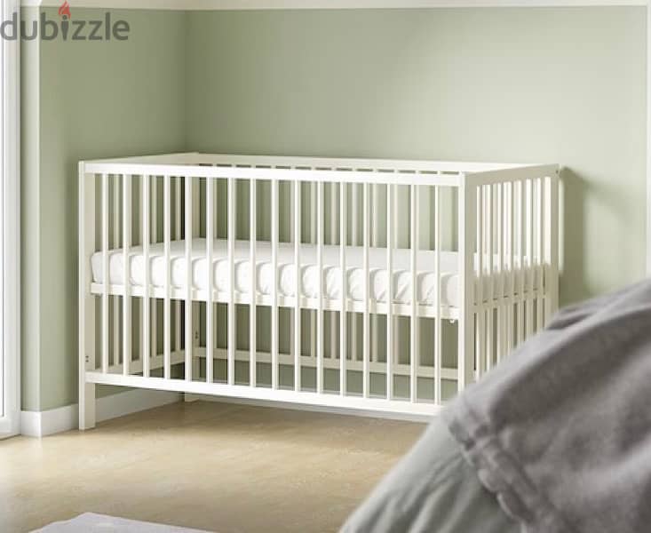 سرير اطفال من ikea مع مرتبة وجوانب وملايات بحالة ممتازة استخدام سنة 1