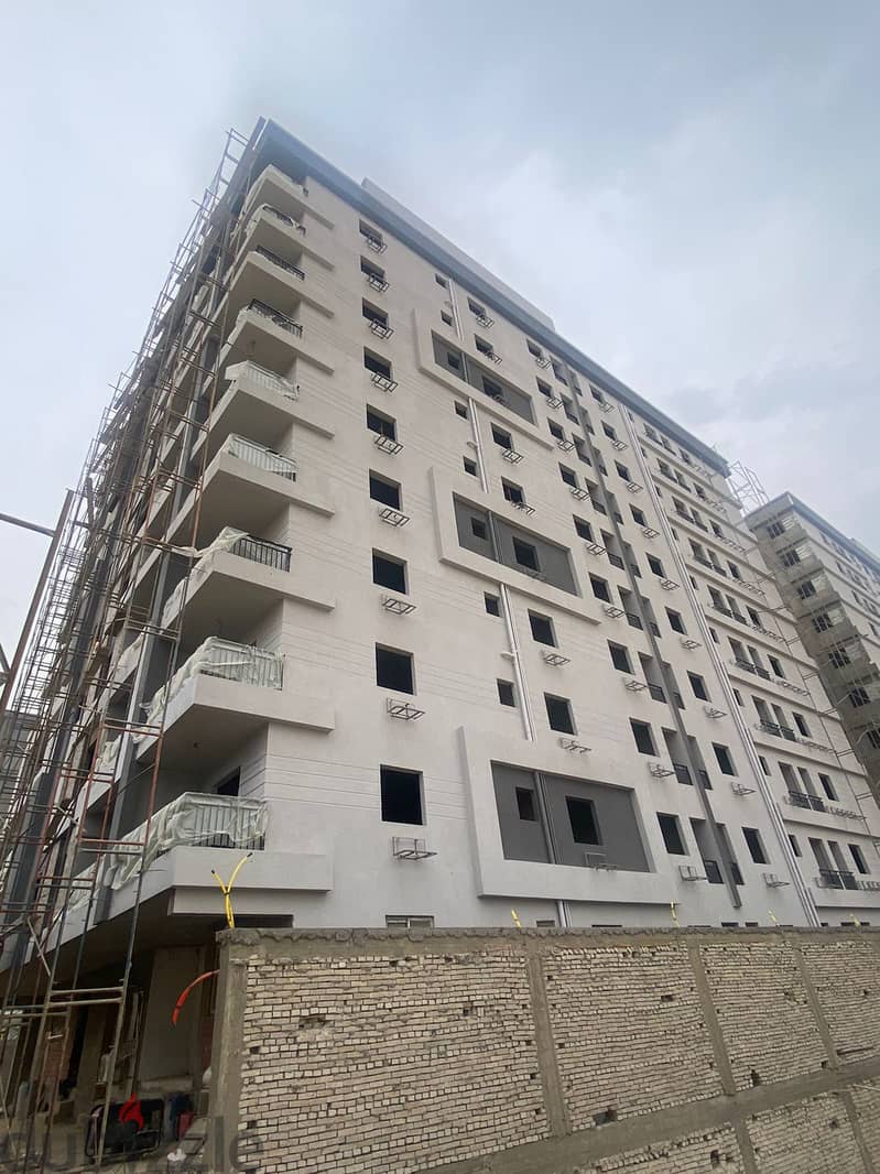 Apartment for sale, 132 m in Zahraa El Maadi, directly next to Wadi Degla Club, inside a full-service compound, on a 20 m wide street, with a 50% down 14