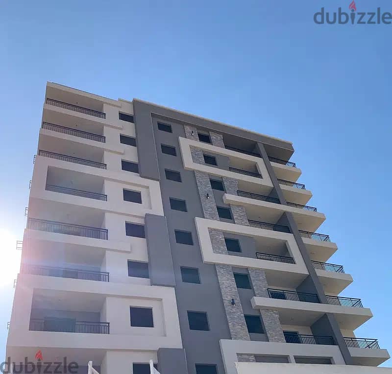 Apartment for sale, 93m in Zahraa El Maadi, directly next to Wadi Degla Club, inside a fully-serviced compound, on a 20m-wide street, with a 50% down 6