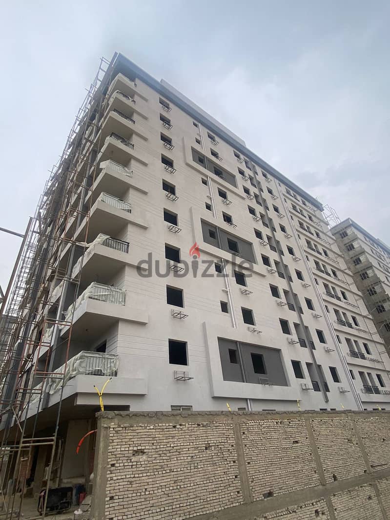 Apartment for sale, 93m in Zahraa El Maadi, directly next to Wadi Degla Club, inside a fully-serviced compound, on a 20m-wide street, with a 50% down 14