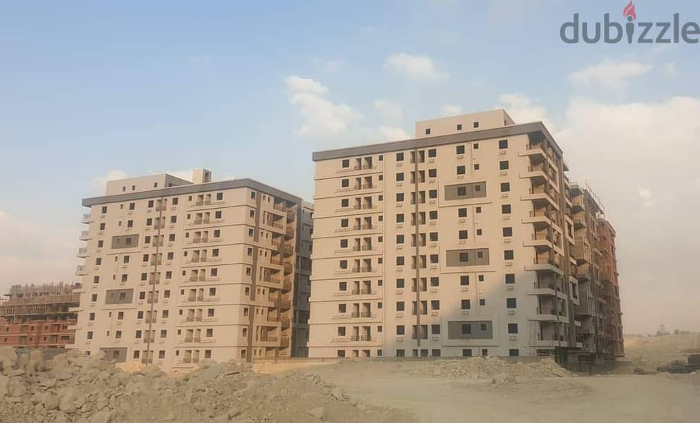 Apartment for sale, 93m in Zahraa El Maadi, directly next to Wadi Degla Club, inside a fully-serviced compound, on a 20m-wide street, with a 50% down 21
