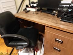 مكتب خشبي و كرسي مكتبي جلد أسود حالتهم ممتازة