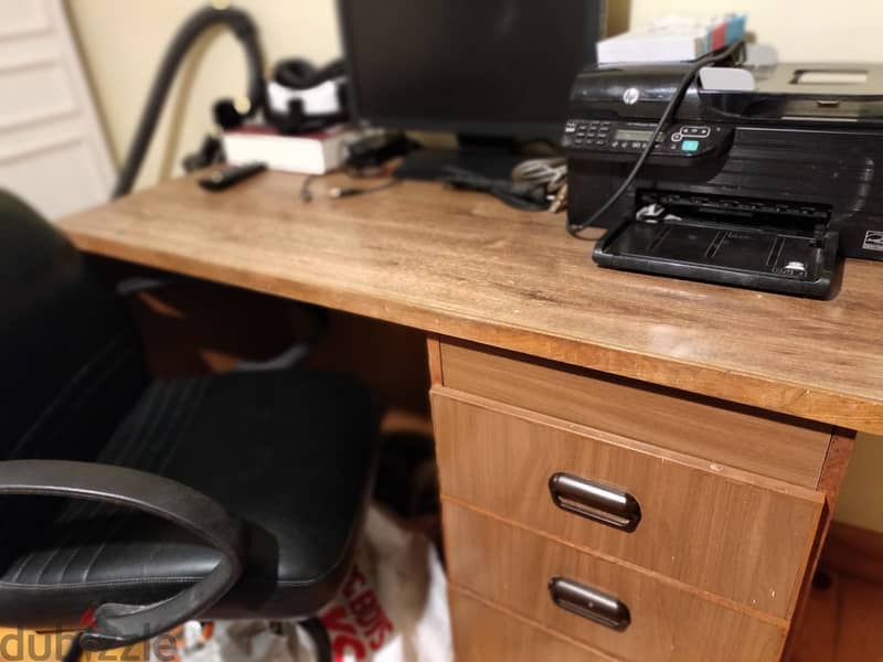 مكتب خشبي و كرسي مكتبي جلد أسود حالتهم ممتازة 1