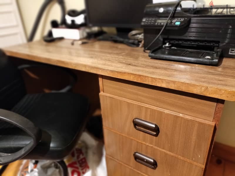 مكتب خشبي و كرسي مكتبي جلد أسود حالتهم ممتازة 2