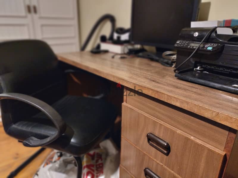 مكتب خشبي و كرسي مكتبي جلد أسود حالتهم ممتازة 4