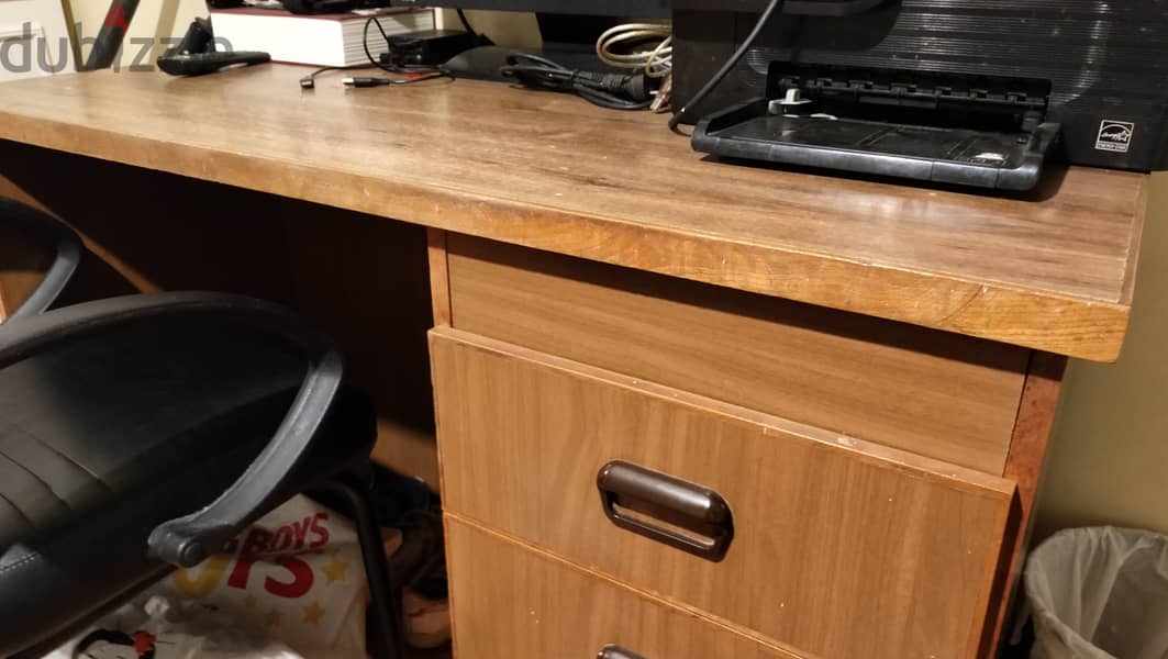 مكتب خشبي و كرسي مكتبي جلد أسود حالتهم ممتازة 7